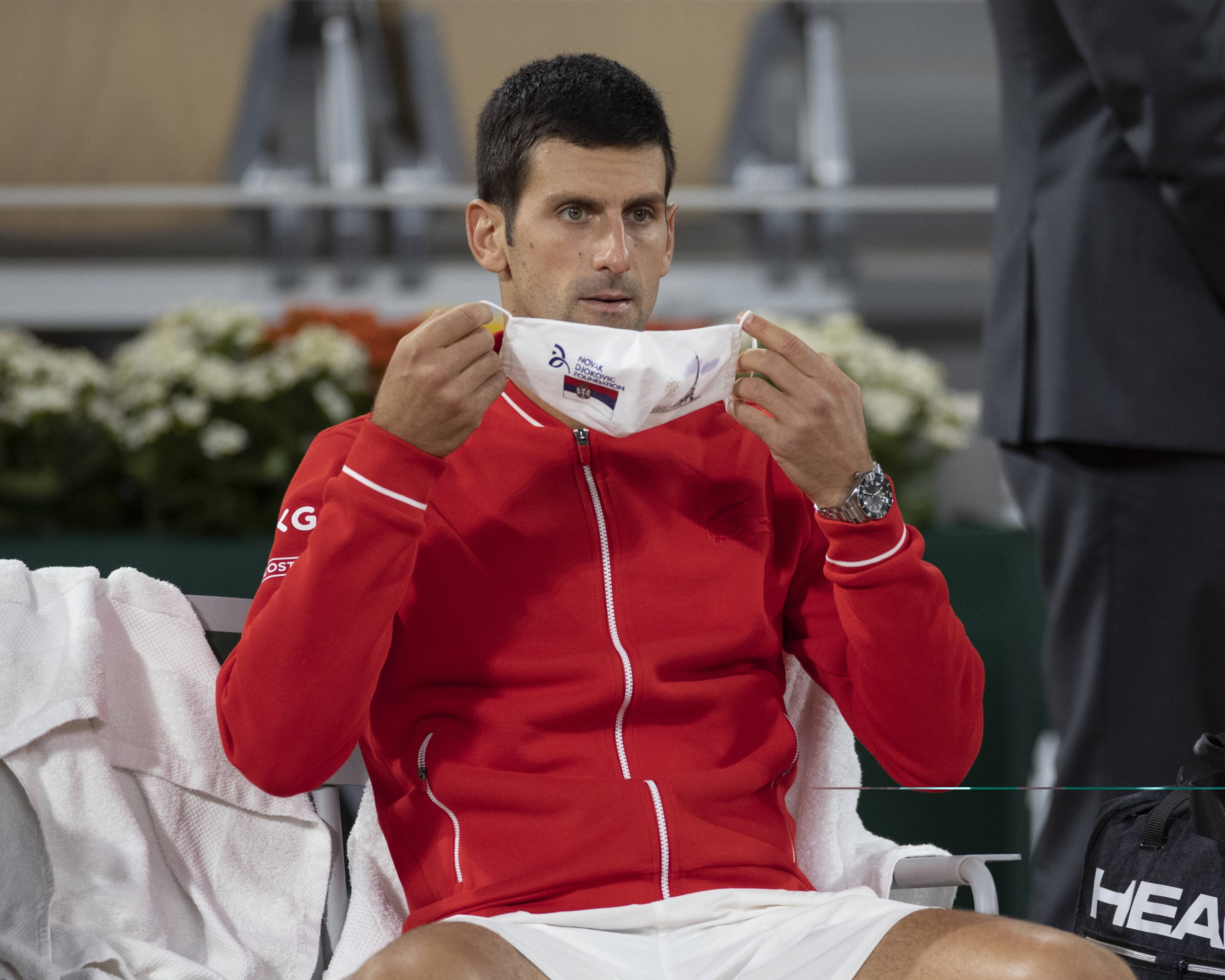 Tennis-Djokovic setzte einen Mundschutz auf.