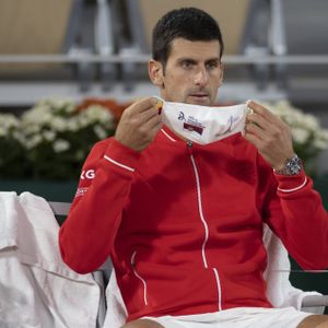 Tennis-Djokovic setzte einen Mundschutz auf.