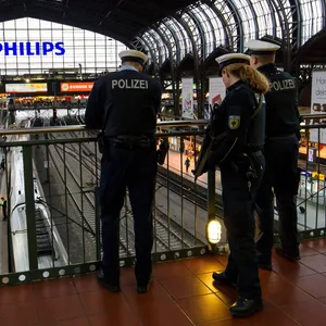 Symbolbild: Bewaffnete Polizisten der Bundespolizei patroullieren im Hamburger Hauptbahnhof