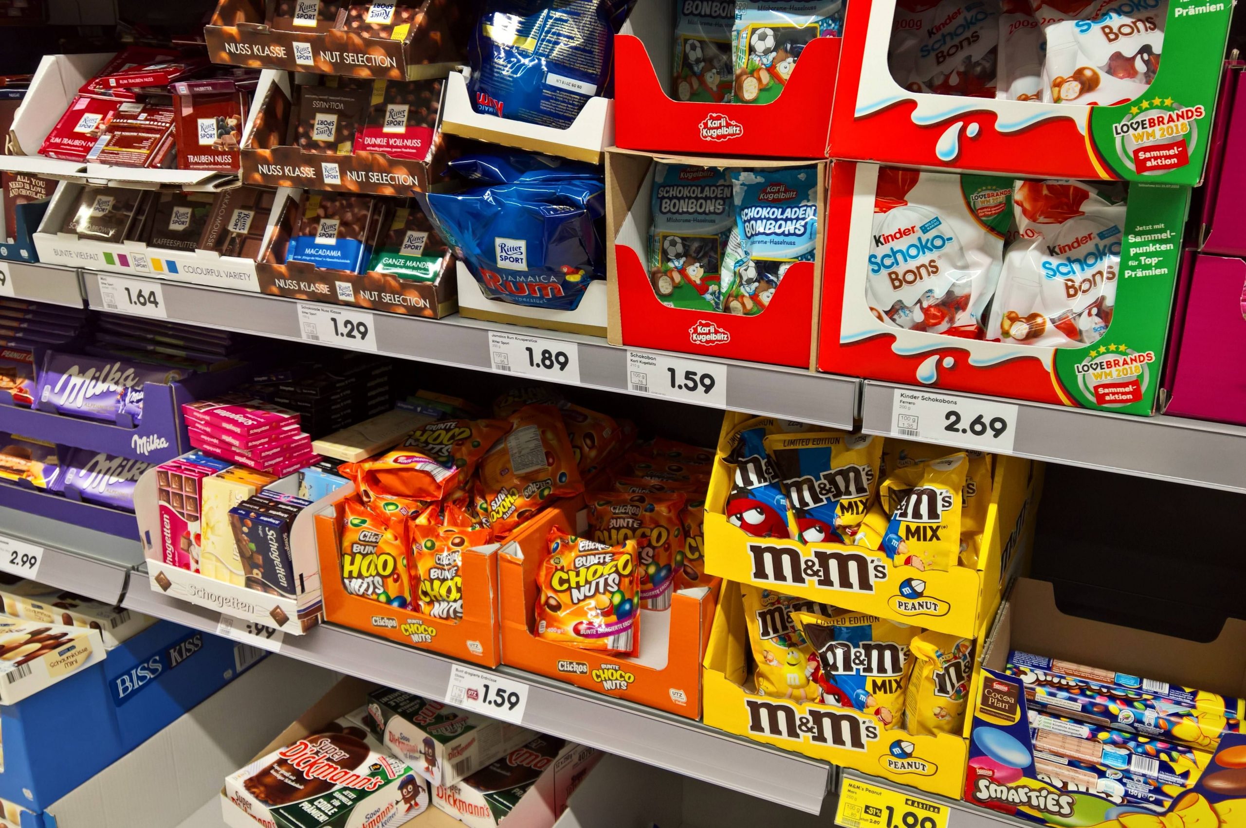 Ein Regal mit Süßigkeiten in einem Supermarkt.