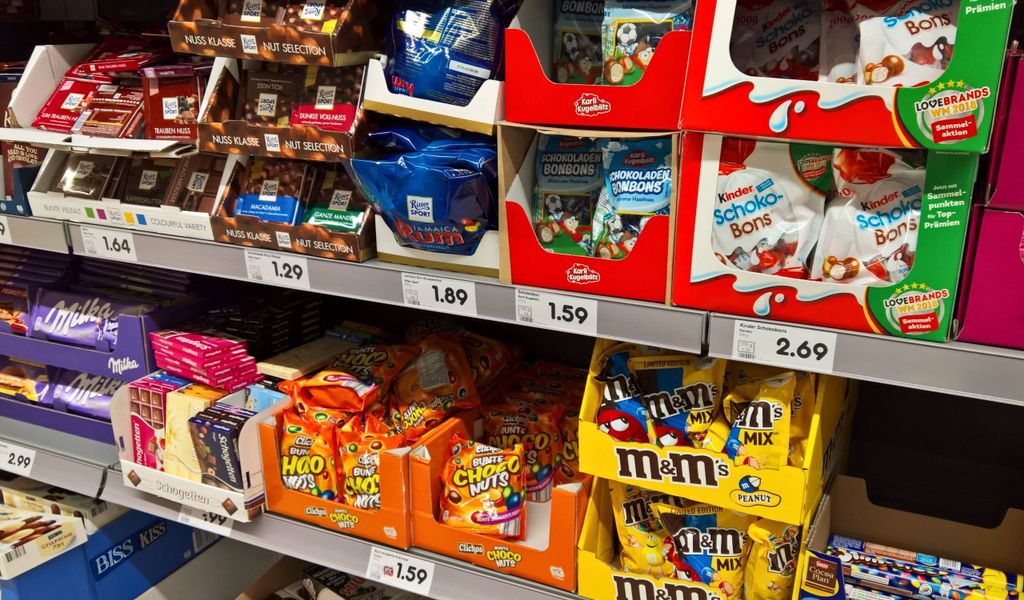 Ein Regal mit Süßigkeiten in einem Supermarkt.