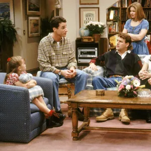 In den 1990er Jahren eroberte Bob Saget (2. v. l.) als Danny Tanner mit „Full House“ auch die deutschen Wohnzimmer.