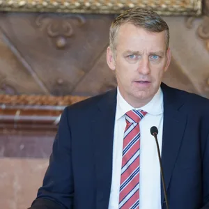 UKE-Intensivmediziner Stefan Kluge blickt mit Sorgenfalten auf die kommenden Corona-Wochen.