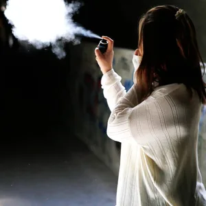 Weibliche Person Pfefferspray Verteidigung SYMBOLBILD