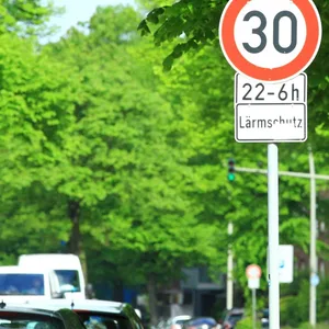 Wird die Straßenverkehrsordnung angepasst, könnte Hamburg in Zukunft leichter Tempo 30 anordnen. (Symbolbild)