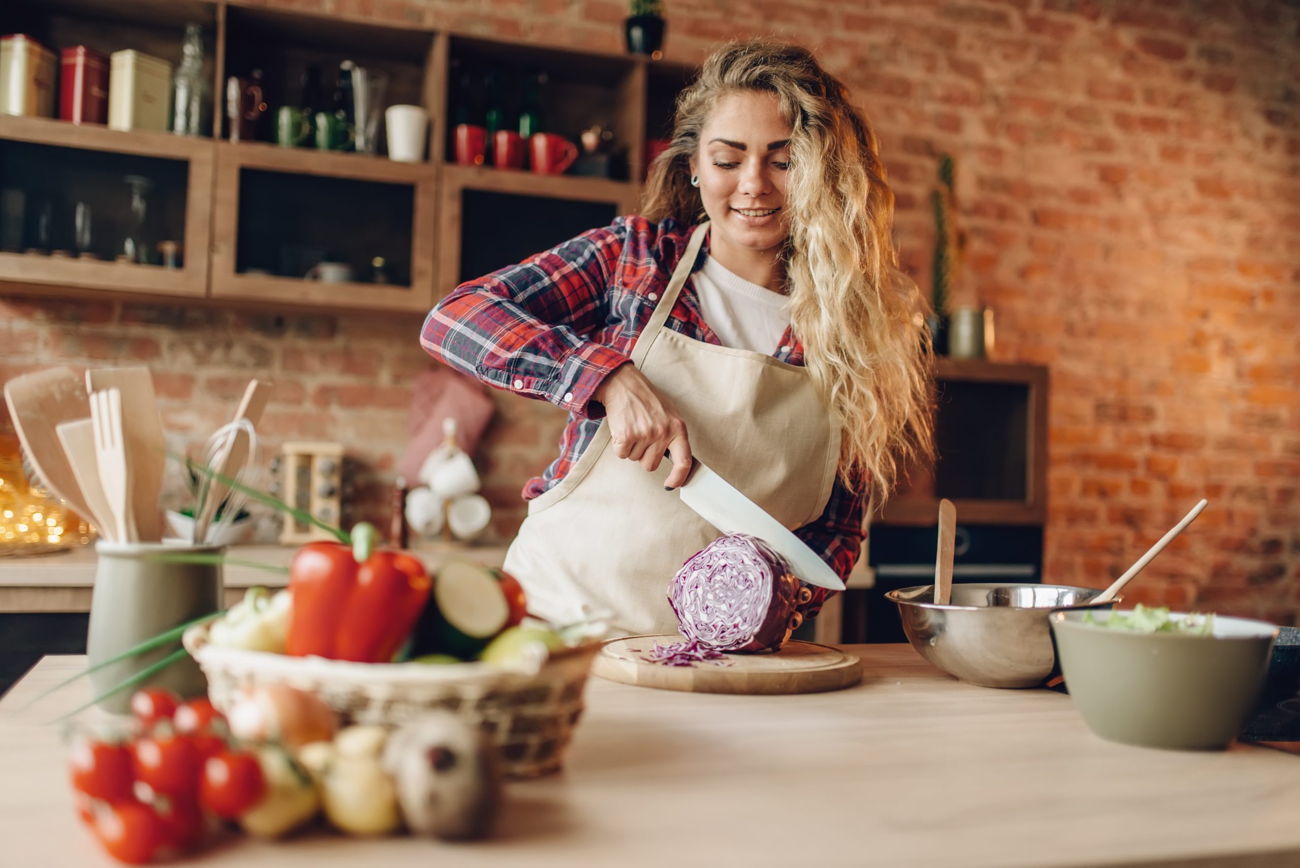 Junge Frau kocht vegan