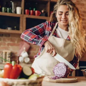 Junge Frau kocht vegan