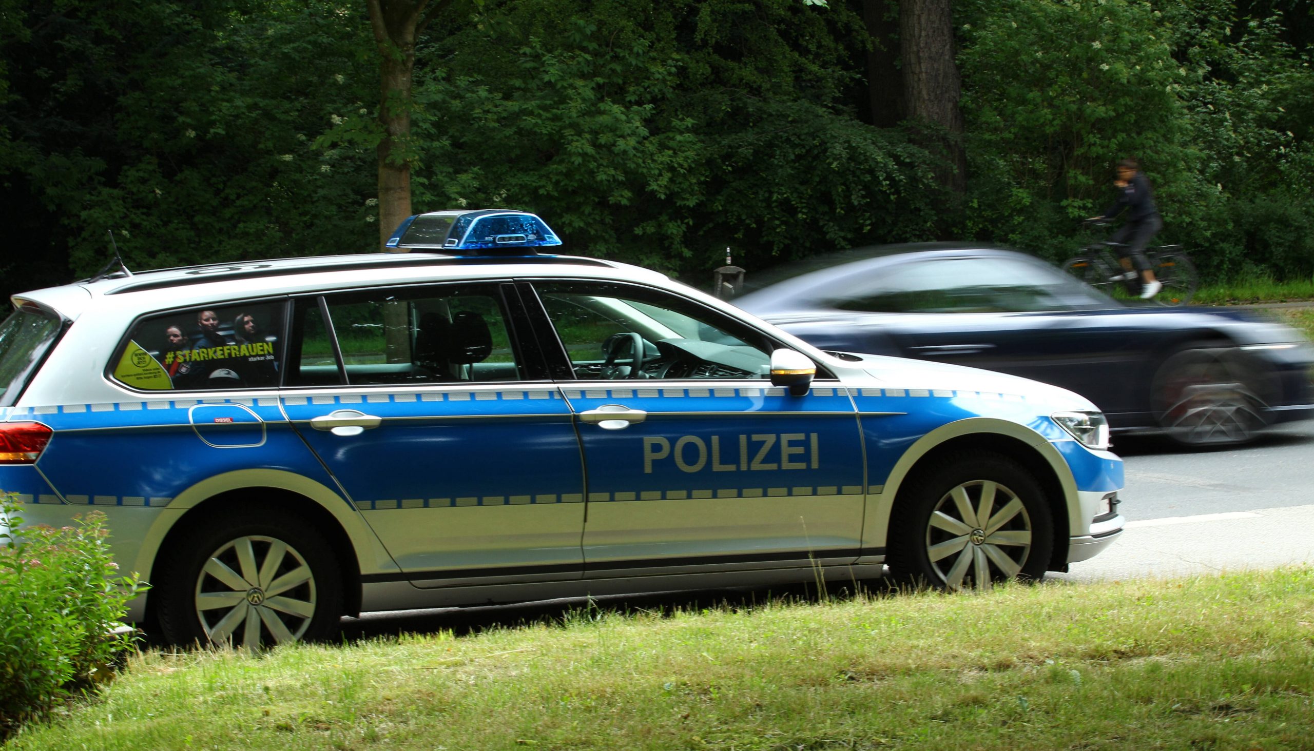 Symbolbild: Ein Einsatzfahrzeug der Polizei steht an einer Straße.