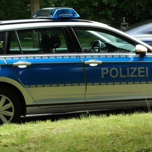 Symbolbild: Ein Einsatzfahrzeug der Polizei steht an einer Straße.