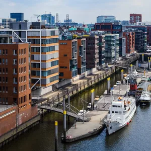 Moderne Wohngebäude im Sandtorhafen in Hamburg