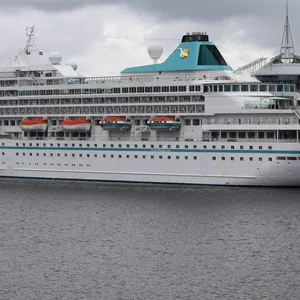 Die „MS Amera“ im Hafen von Riga