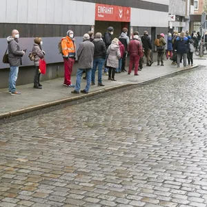 Eine lange Warteschlange hat sich vor dem Bremer Impfzentrum Am Brill gebildet.