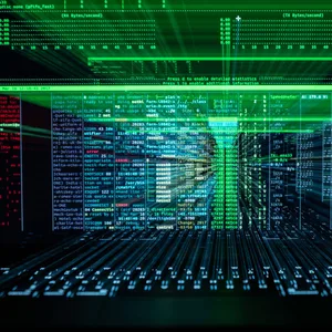 Eine Hackersoftware ist auf einem Laptop geöffnet. Aufnahme mit Langzeitbelichtung.