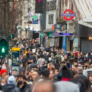 Passanten im Londoner West End. Masken sind ab jetzt freiwillig.