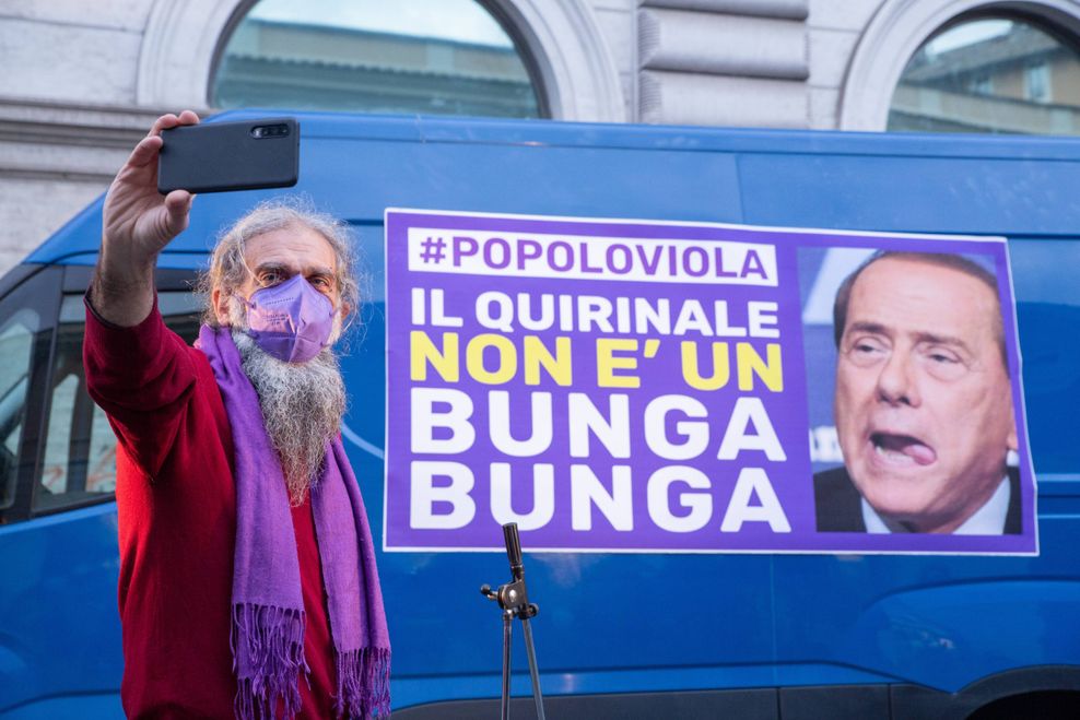 Ein Mann protestiert gegen Berlusconis Kandidatur.
