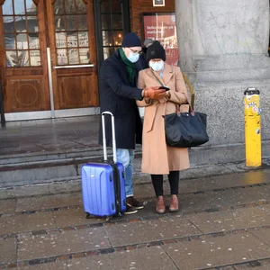 Passanten in Dänemark tragen Maske (Symbolbild).