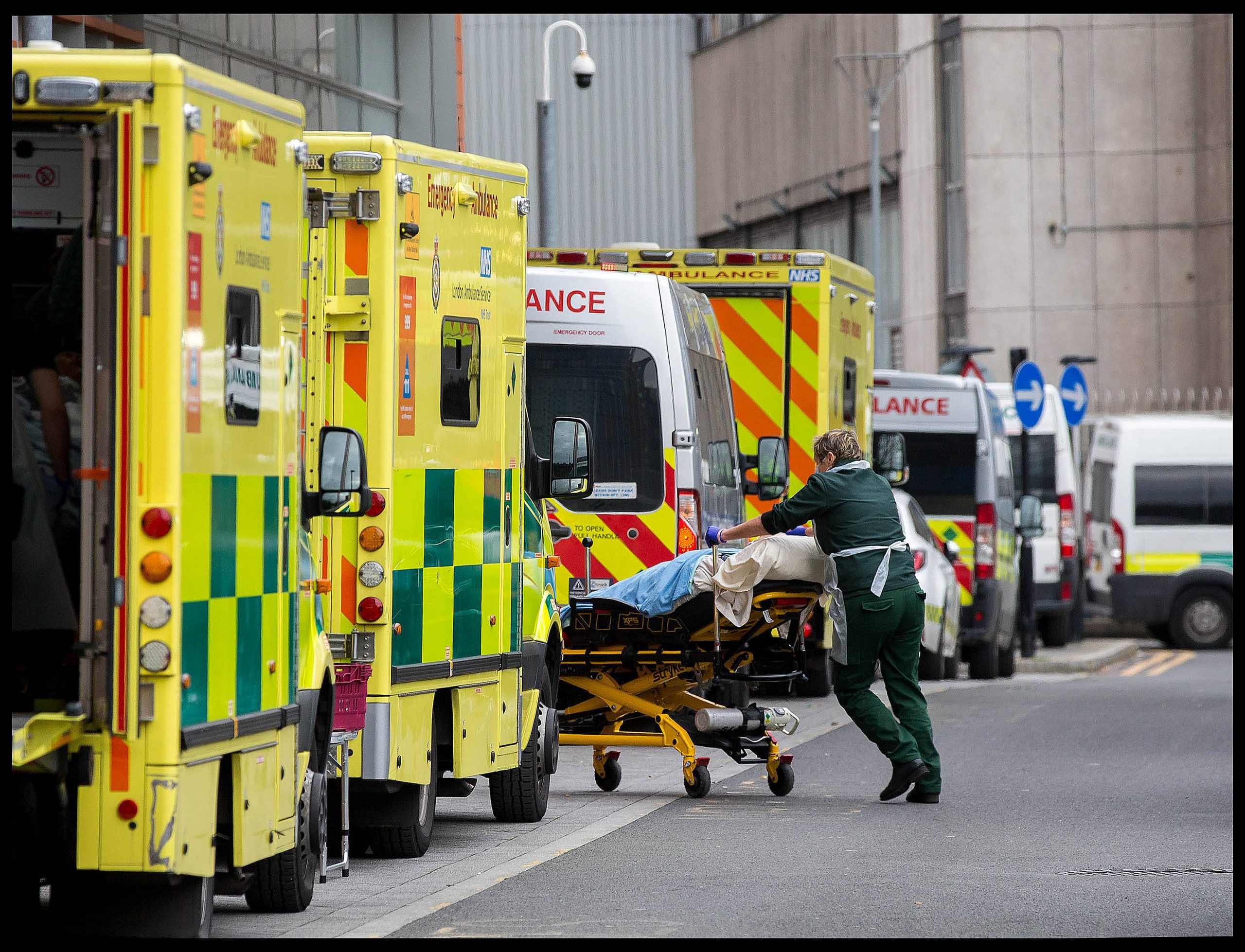Krankenwagen warten vor einer englischen Klinik (Symbolbild)