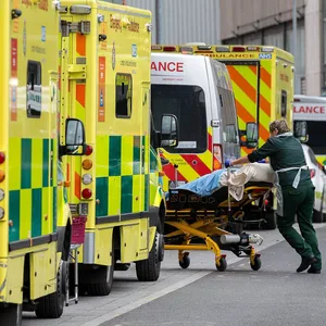 Krankenwagen warten vor einer englischen Klinik (Symbolbild)