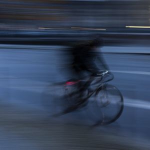Dunkel gekleideter Fahrradfahrer