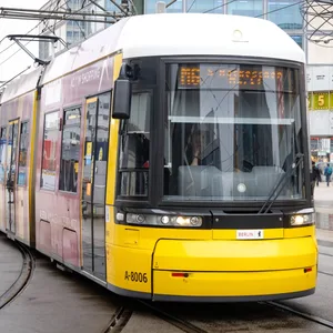 Eine Straßenbahn auf dem Alexanderplatz – am Freitagabend hat ein Fahrer ein Taxi gerammt. (Symbolbild)