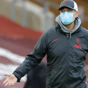 Jürgen Klopp mit einem Mundschutz