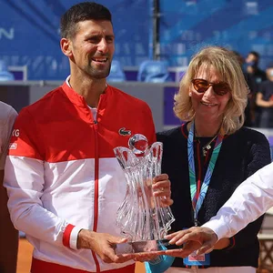 Novak Djokovic mit seiner Mutter Dijana und seinem Vater Srdjan.