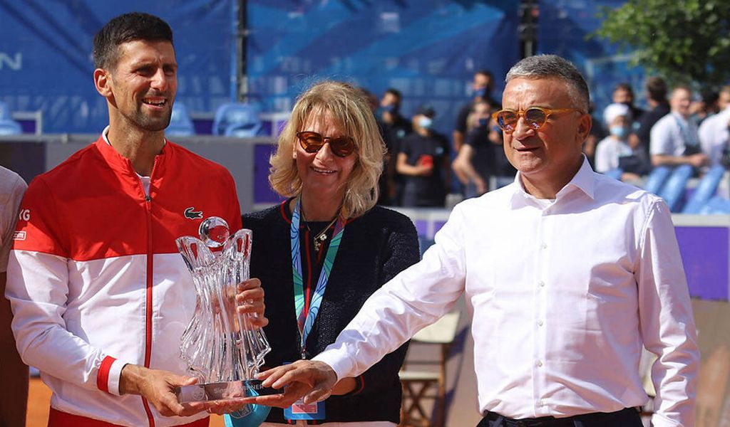 Novak Djokovic mit seiner Mutter Dijana und seinem Vater Srdjan.