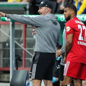 HSV-Trainer Tim Walter und Josha Vagnoman