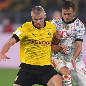 Erling Haaland (l.) im Zweikampf mit Joshua Kimmich(r.)