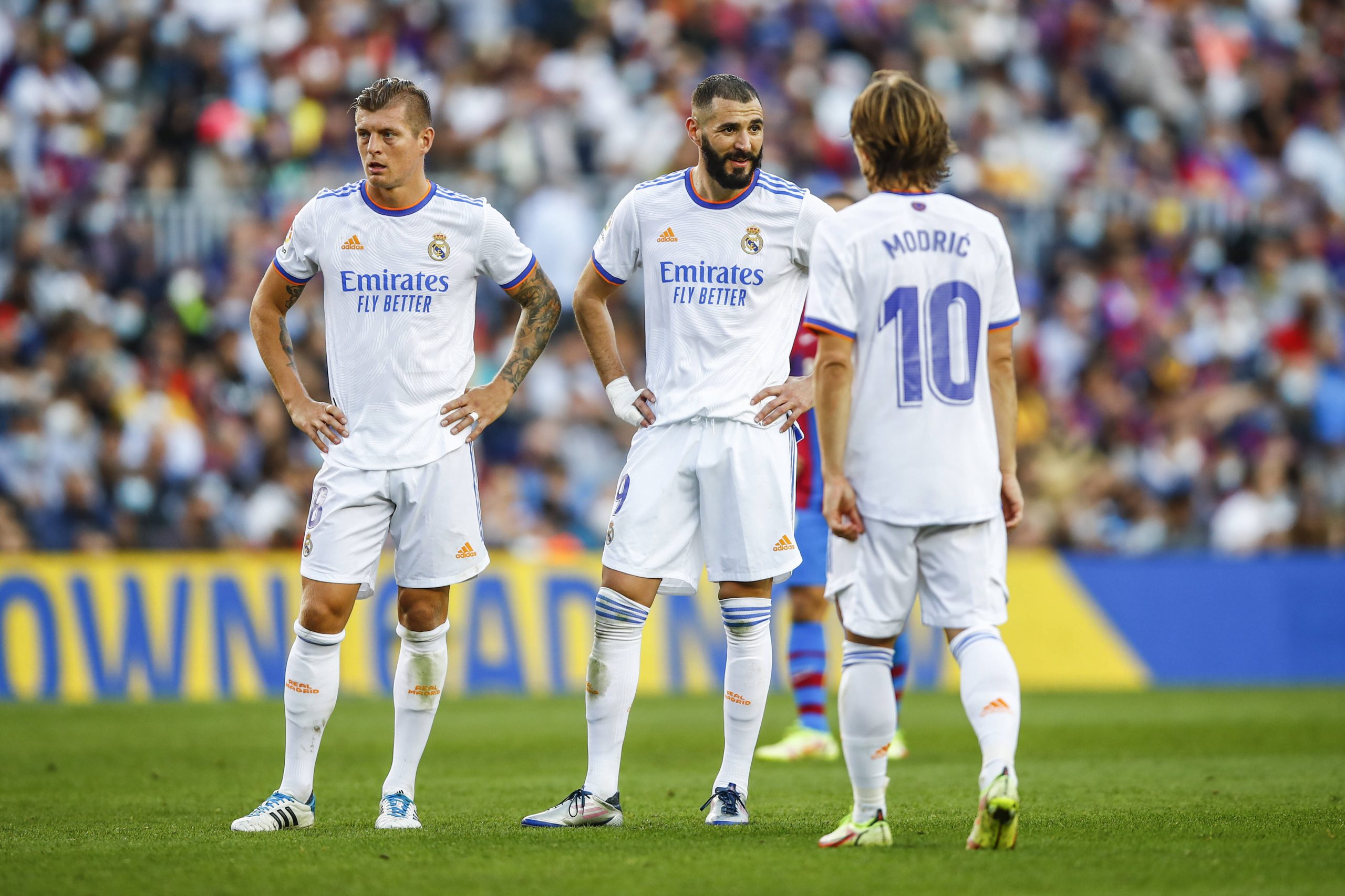 Karim Benzema (M.) mit seinen Real Madrid-Kollegen Toni Kroos (l.) und Luka Modric