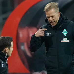 Markus Anfang im Gespräch mit seinem Co-Trainer.