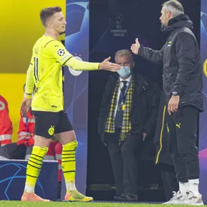 Marco Rose klatscht seinen Kapitän Reus ab.