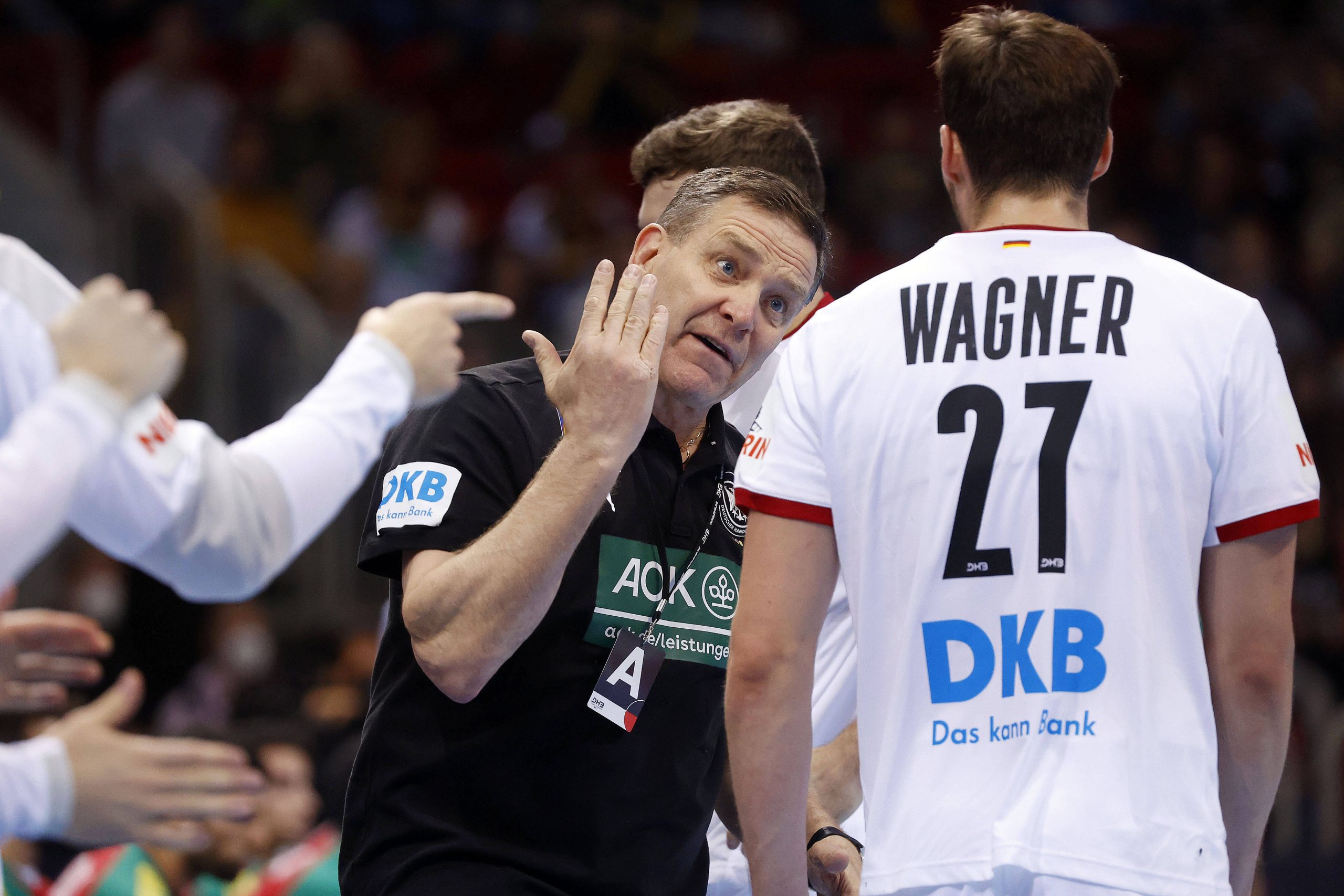 Der Trainer der deutschen Handball-Nationalmannschaft, Alfred Gislason, gibt Hendrik Wagner Anweisungen.