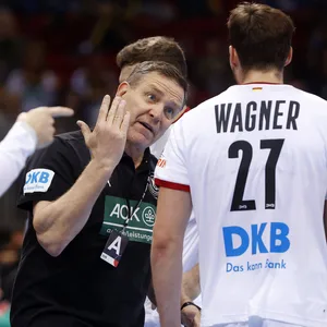 Der Trainer der deutschen Handball-Nationalmannschaft, Alfred Gislason, gibt Hendrik Wagner Anweisungen.
