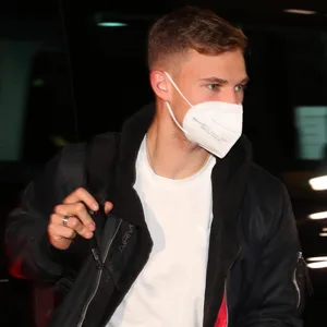 Kimmich steigt aus dem Auto vor dem Spiel Deuschland gegen Lichtenstein.