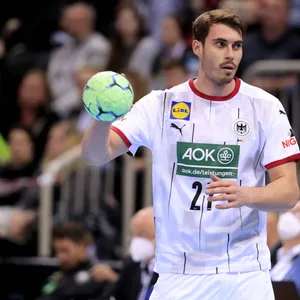 Hendrik Wagner hat den Ball in der rechten Hand.