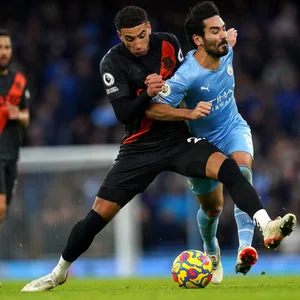 Ben Godfrey und sein FC Everton (hier gegen Ilkay Gündogan und Manchester City) freuen sich über einen Geldsegen.