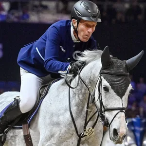 Ludger Beerbaum beim Springreiten.