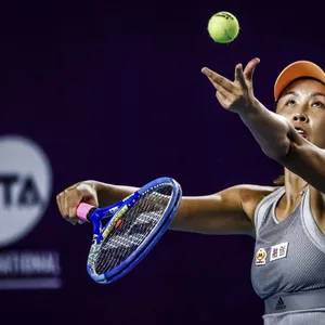 Tennisspielerin Peng Shuai bei einem Aufschlag.