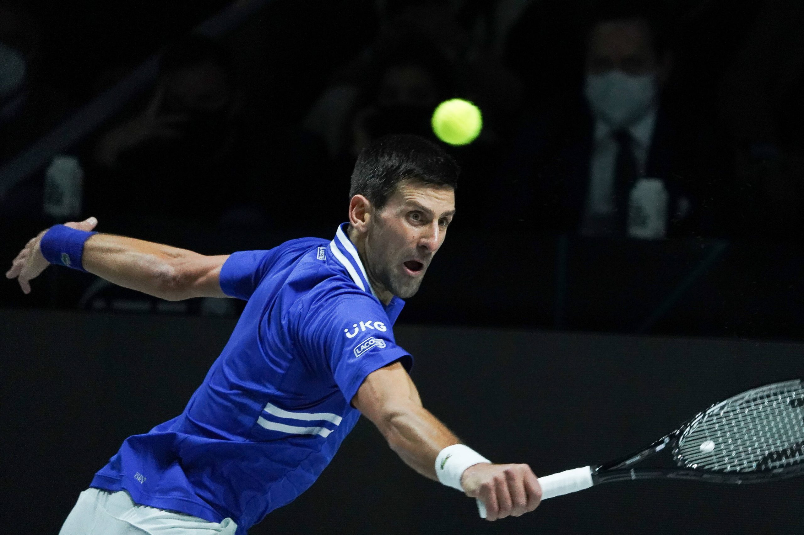 Novak Djokovic hechtet einem Ball hinterher