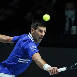Novak Djokovic hechtet einem Ball hinterher