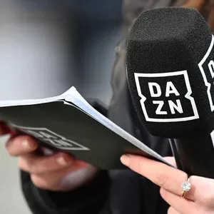 Eine Moderationskarte und ein Mikrofon von DAZN.