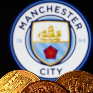 Manchester City Logo über Goldmünzen.