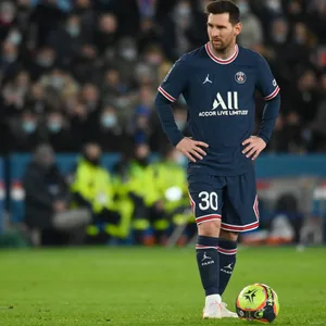 Messi erhält ein vom Papst signiertes Trikot des Vereins Athletica Vaticana.