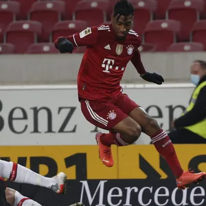 Kingsley Roman überspringt eine Grätsche seines Gegenspielers.