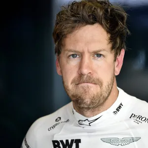 Sebastian Vettel schaut verdutzt in die Kamera.