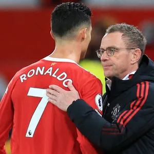 Cristiano Ronaldo (l.) und Ralf Rangnick(r.) klatschen sich ab.