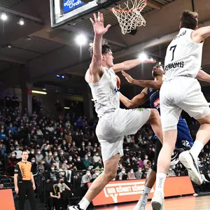 Towers-Spieler Maik Kotsar und Lukas Meisner verteidigen gegen Alba Berlin
