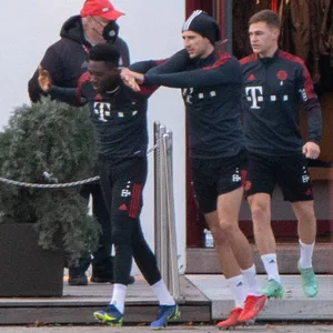 Joshua Kimmich (r.) auf dem Weg zum Münchner Trainingsplatz