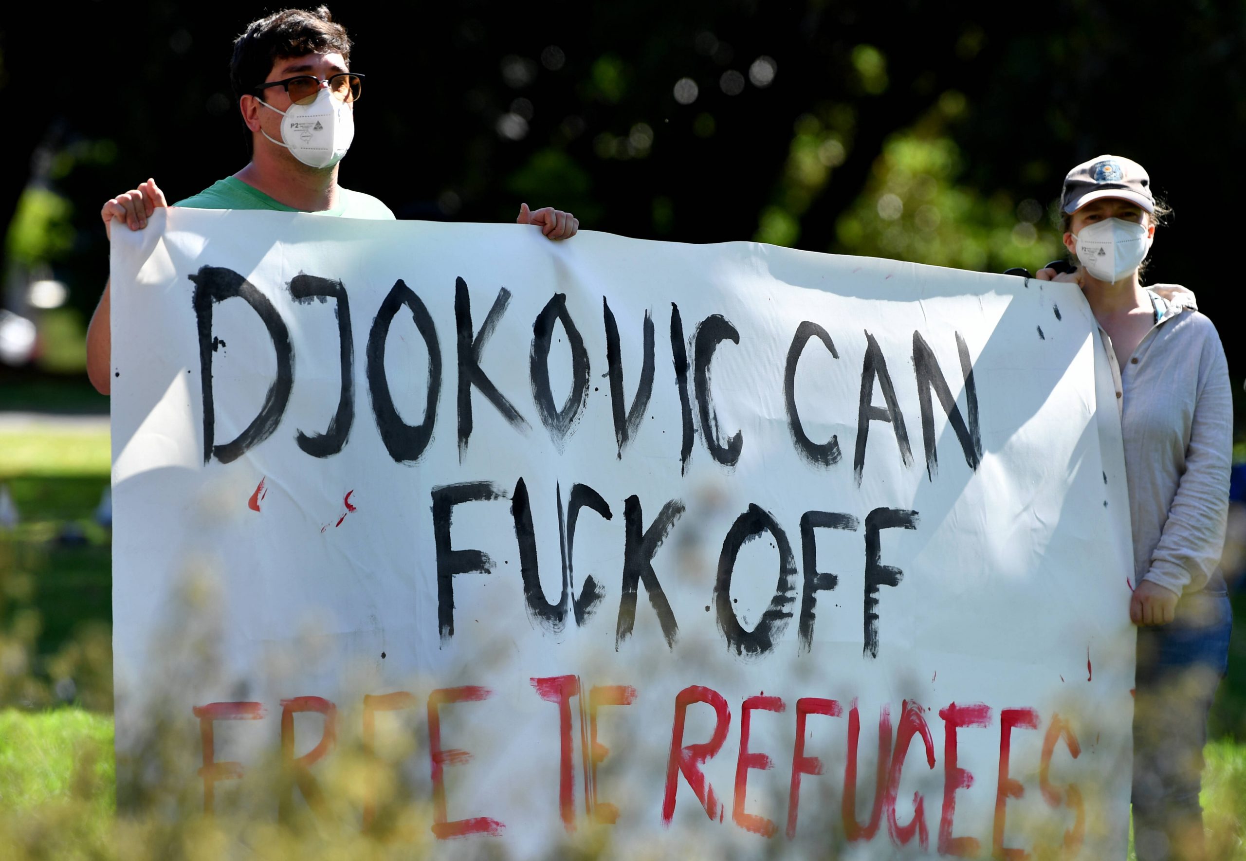 Aktivisten protestieren gegen Einreise von Djokovic.